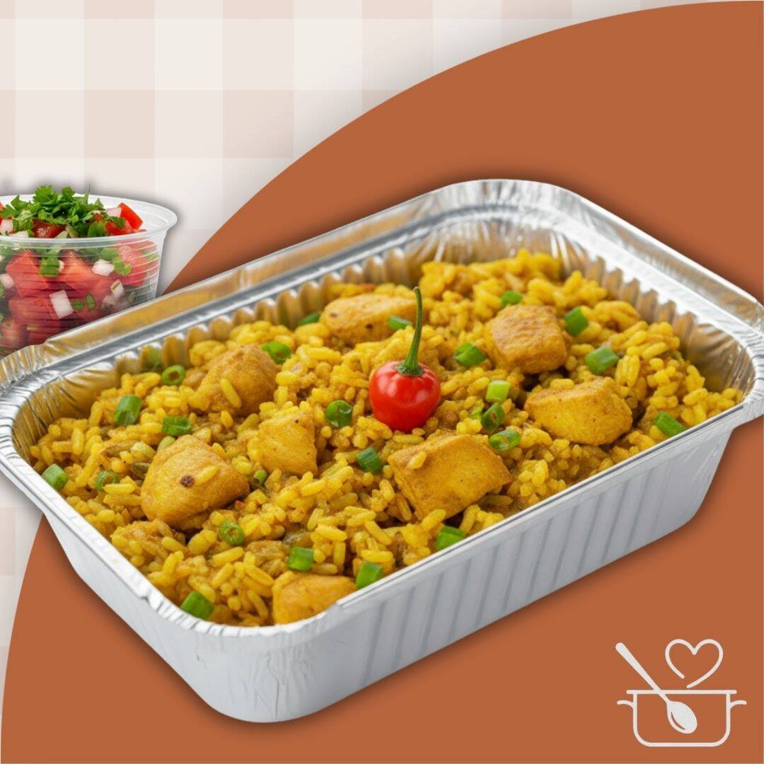 Delicioso arroz cozido no caldo de galinha, com cubos de filé de peito de frango macios e temperos frescos, finalizado com cheiro verde e queijinho derretido. Acompanha vinagrete. Aprox. 350g.