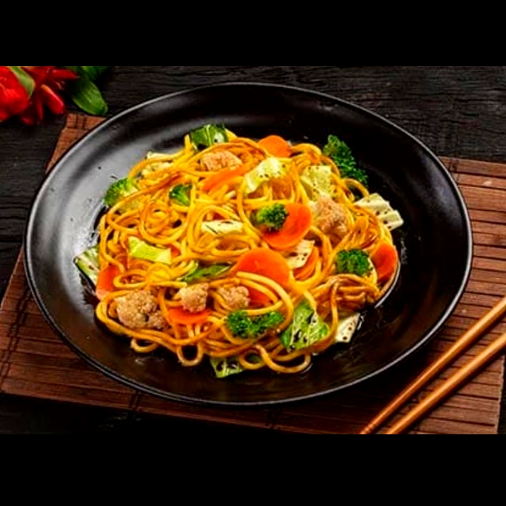 Acompanha, Frango, acelga, broculis, cenoura cosido no molho de soja.