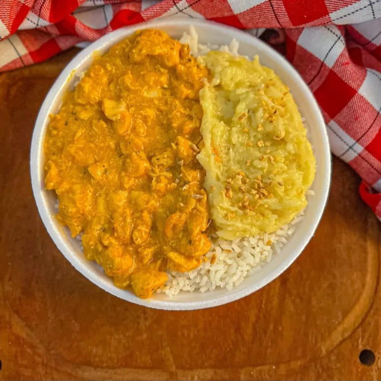 Marmita com delicioso filé de frango ao molho strogonoff acompanhado de arroz branco e purê de batata. Marmita indicada para 01 pessoa.