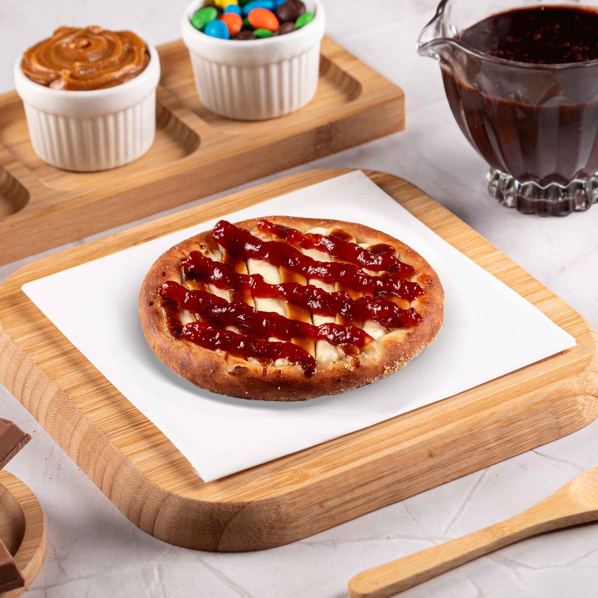 Recheada com cream cheese, chocolate branco e geleia de morango, uma combinação doce e cremosa que encanta a cada mordida.