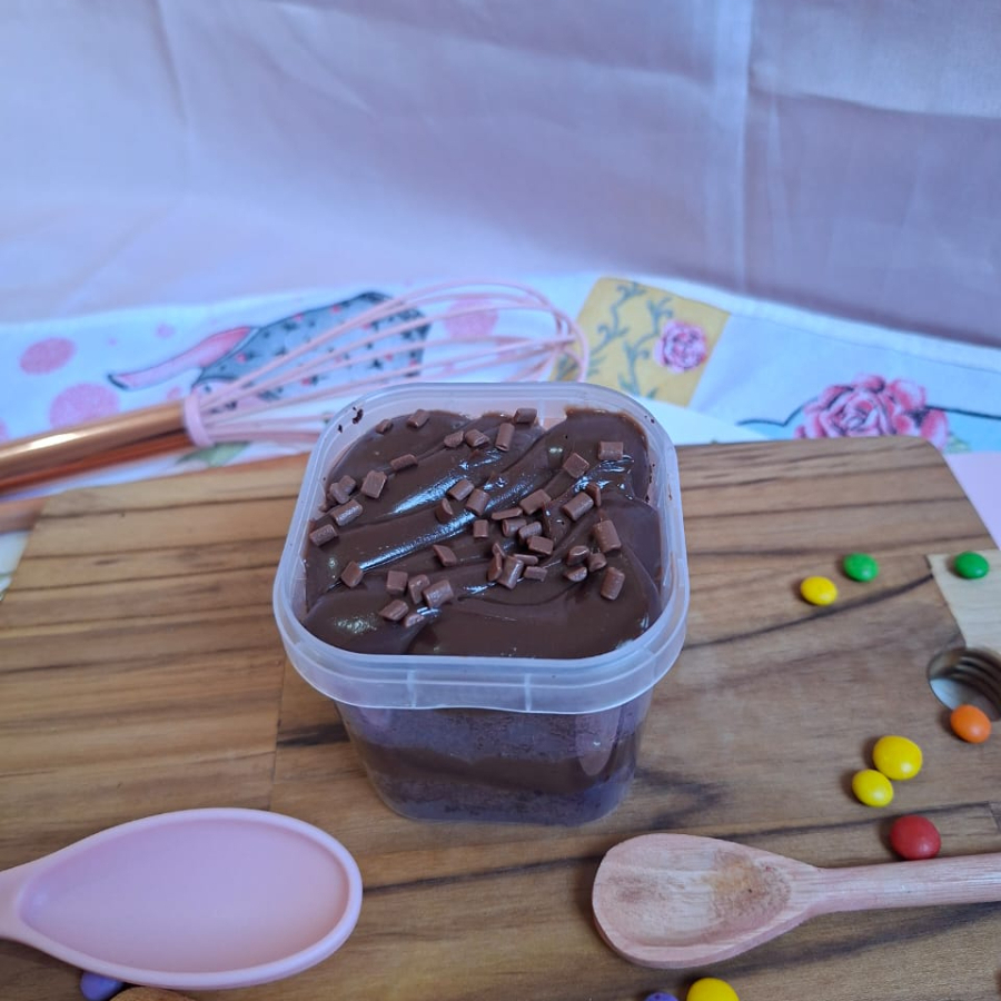 Este delicioso Bolo no Pote, com exatas 220 gramas, possui uma massa de chocolate macia e rica, preparada com carinho e dedicação. O seu recheio é o verdadeiro destaque: um brigadeiro cremoso, feito com o mais autêntico chocolate belga. É uma explosão de sabor que harmoniza a doçura do brigadeiro com a intensidade do chocolate, resultando em uma experiência gastronômica inesquecível e tentadora. Uma verdadeira delícia em um potinho!