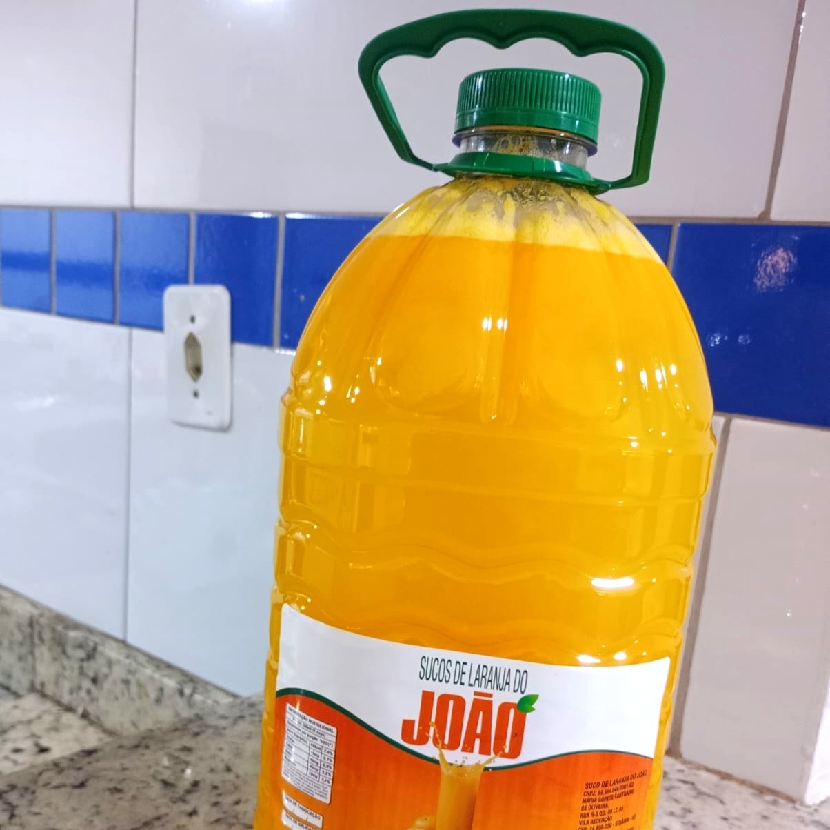 Nossa versão para quem quer pagar pouco e levar muito. Espremido na hora, com laranjas selecionadas, sem adição de açúcar ou conservantes.