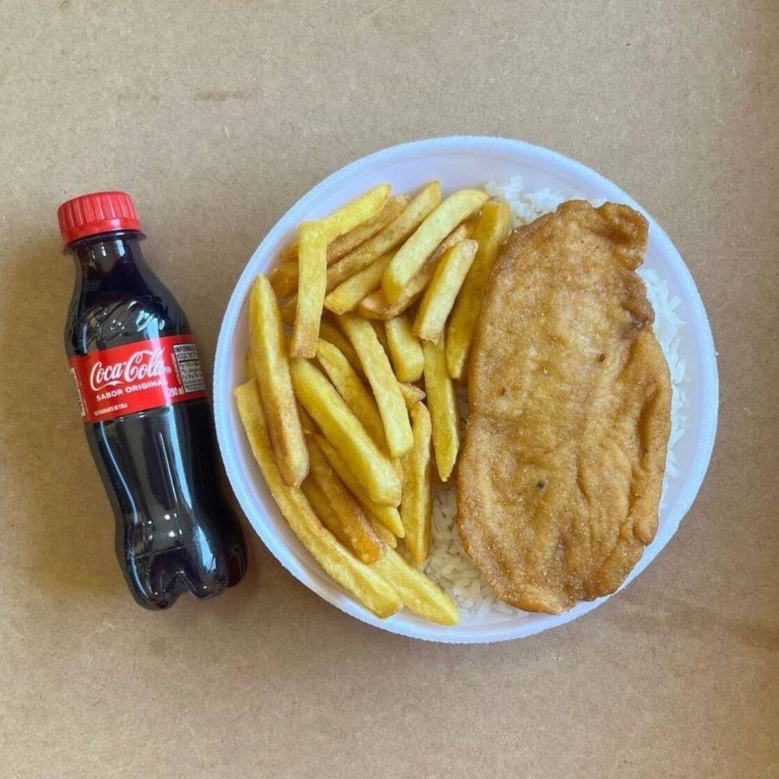 Marmitex de frango empanado com fritas crocante um arroz soltinho, com feijão bem temperado