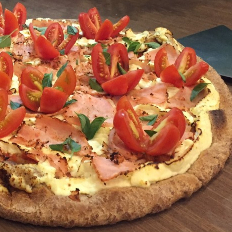 peito de peru light, pasta de ricota light, tomate cereja e manjericão fresco.