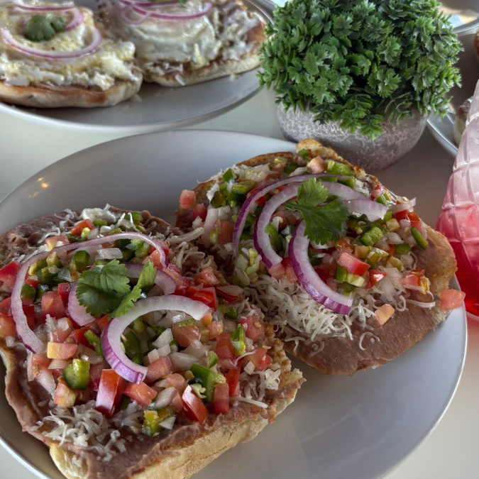 Molletes con Pico de Gallo