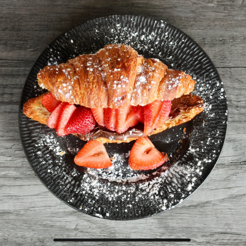 Croissant 🥐 nutella & fresa 🍓
