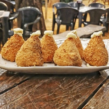 Porção com 6 coxinhas sem massa, 100% recheio de frango com catupiry, com casquinha crocante
