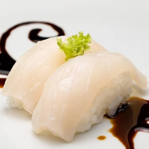 Bolinho de arroz japonês coberto com peixe branco fresco