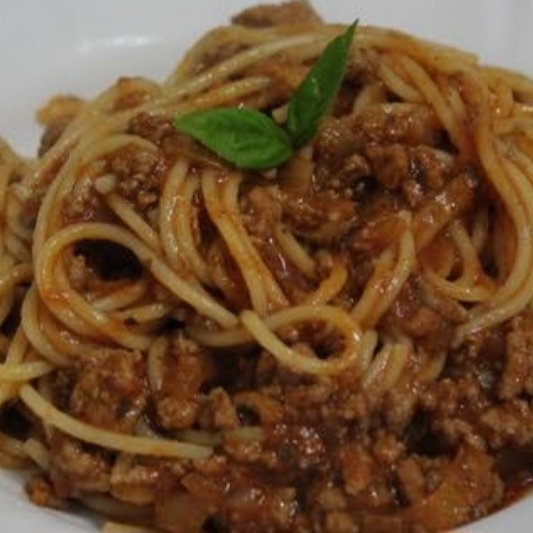 ESPAGUETE AO DENTE , envolvido por um molho a bolonhesa rico e encorpado, preparado com carne moida e baconb moido, refogada, molho de tomates maduros, cebola, alho, eoregano, cenoura, e um toque especial de ervas frescas. Finalizado com parmesão ralado. Escolha perfeita para quem busca aconchego e sabor em cada garfada