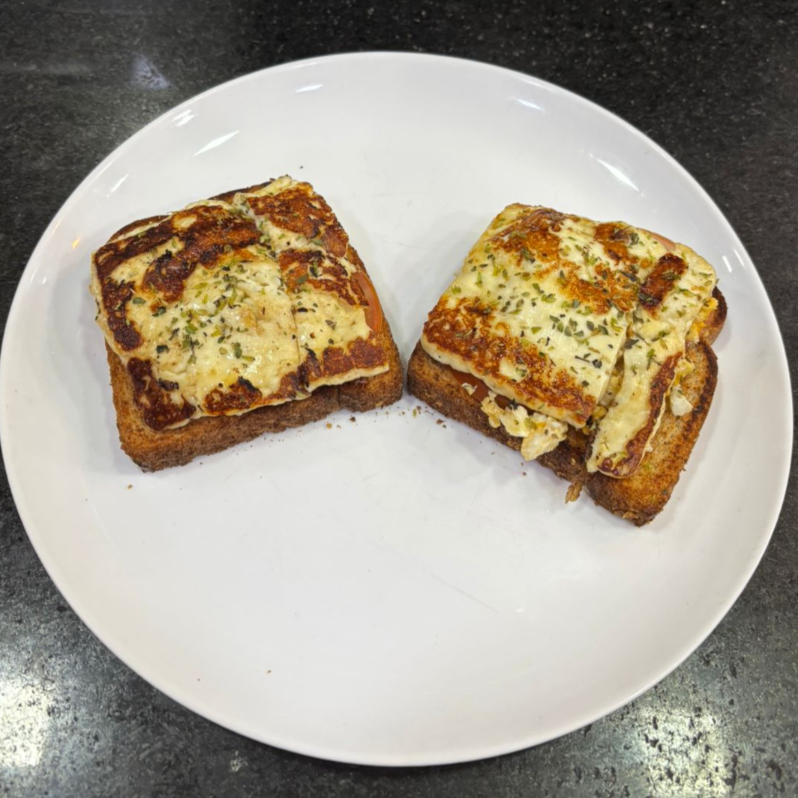 2 FATIAS DE TORRADA, QUEIJO BRANCO, OVO, TOMATE E ORÉGANO