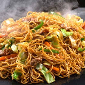 Marmita acompanha: delicioso Espaguete feito na chapa, contém linguiça calabresa , cenoura ralada, pimentão, tomate, cebola, milho e molho Shoyo.