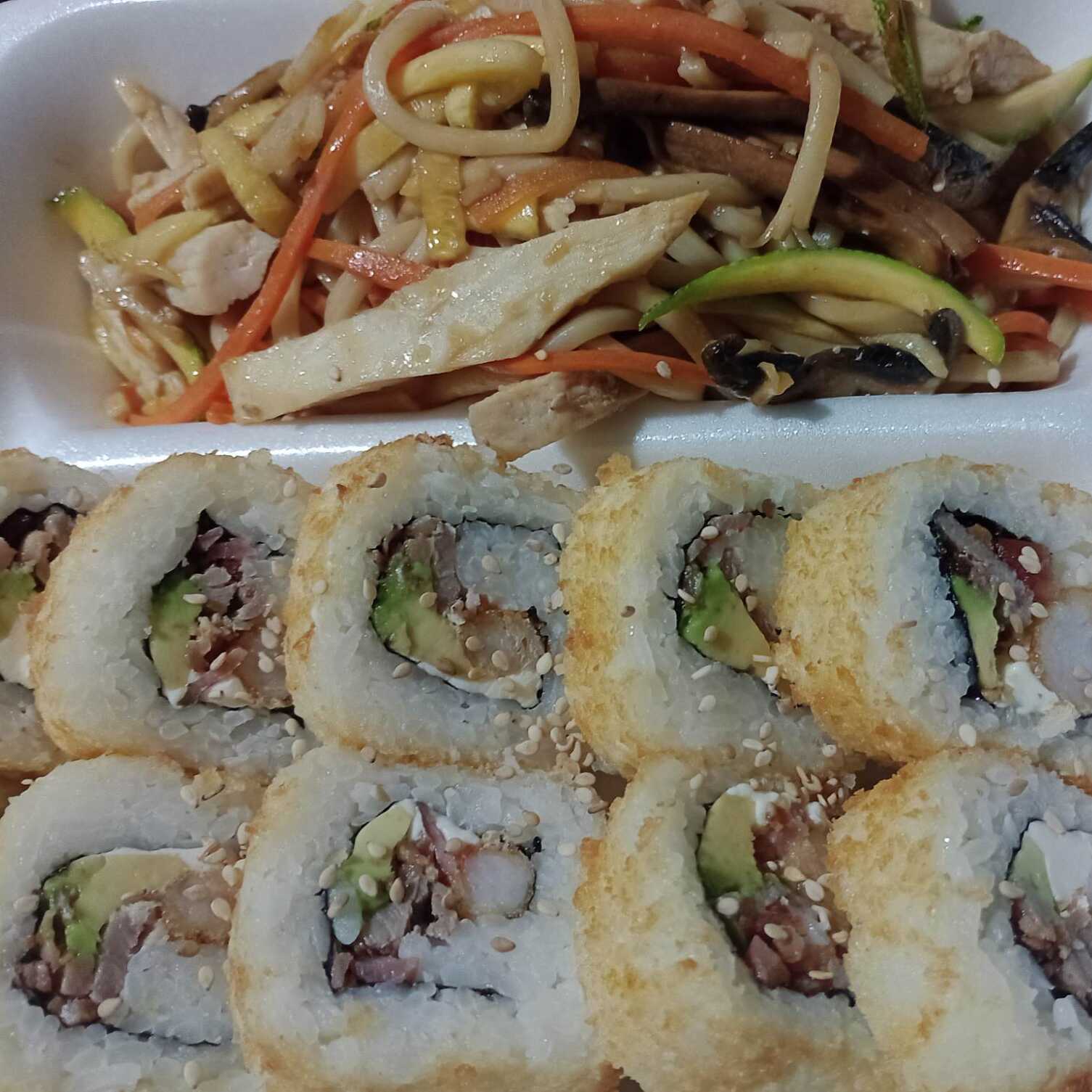 1 Rollo Chicali Roll + 1/2 Yakisoba de Pechuga.