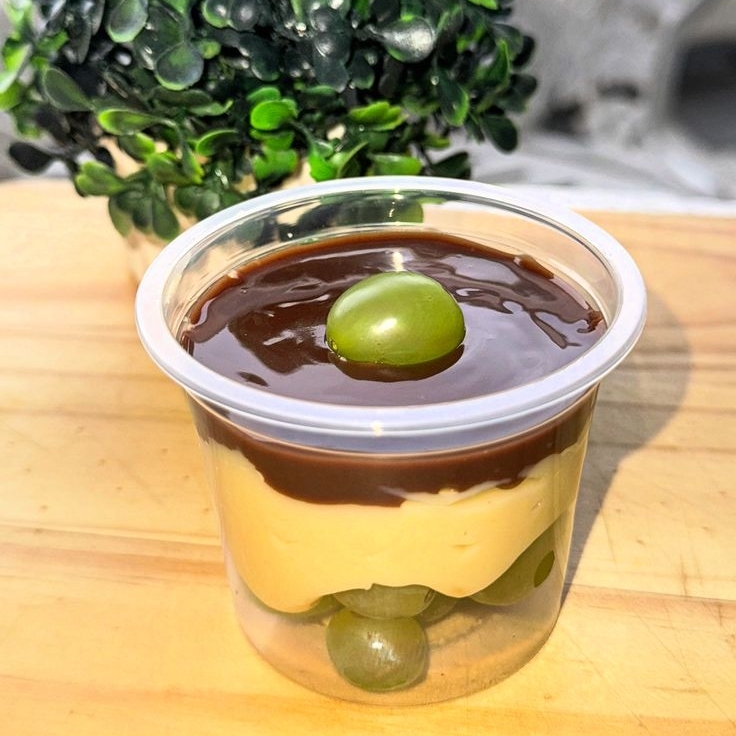 Nossa Surpresa de Uva é composta por uma camada de Uvas frescas, seguida de brigadeiro de leite Ninho e finalizada com brigadeiro gourmet de chocolate 50% cacau. Uma combinação cremosa, equilibrada e irresistível. #bombom de uva #bombom no pote #uva #chocolate 50% cacau # brigadeiro de Ninho #creme de Ninho