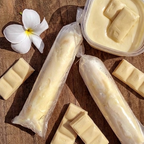 Creme condensado de Laka, com cobertura crocante de chocolate branco.