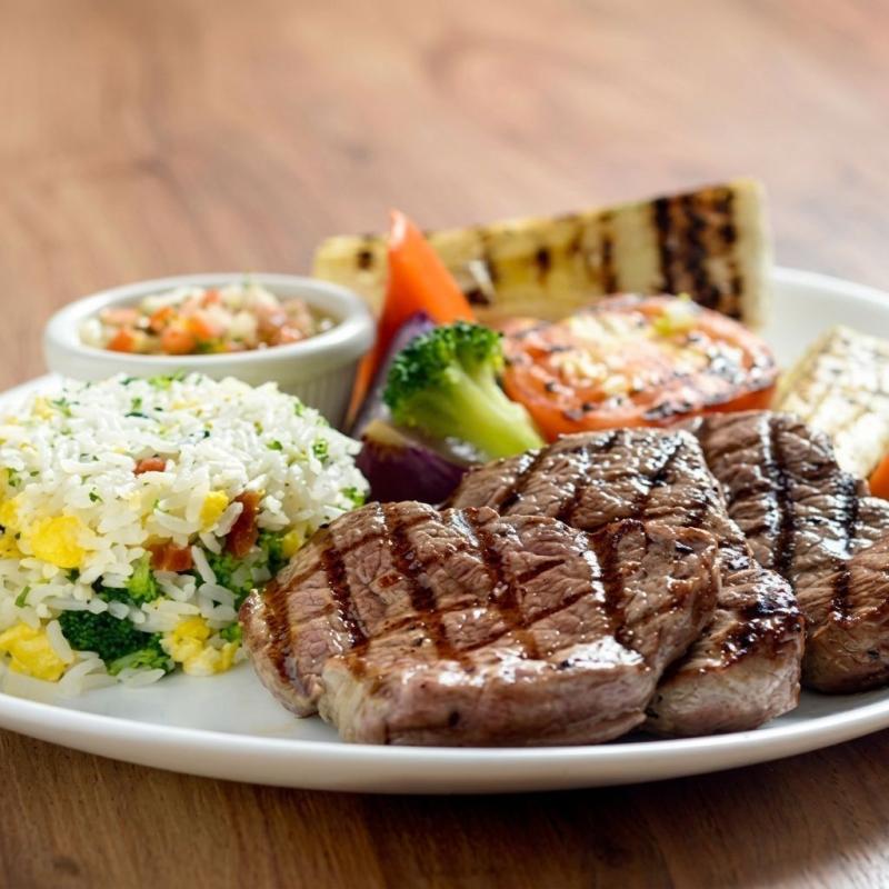 Steak de Ancho, arroz 150g, feijão 140g, legumes saltê, 120g farofa e molho especial da casa