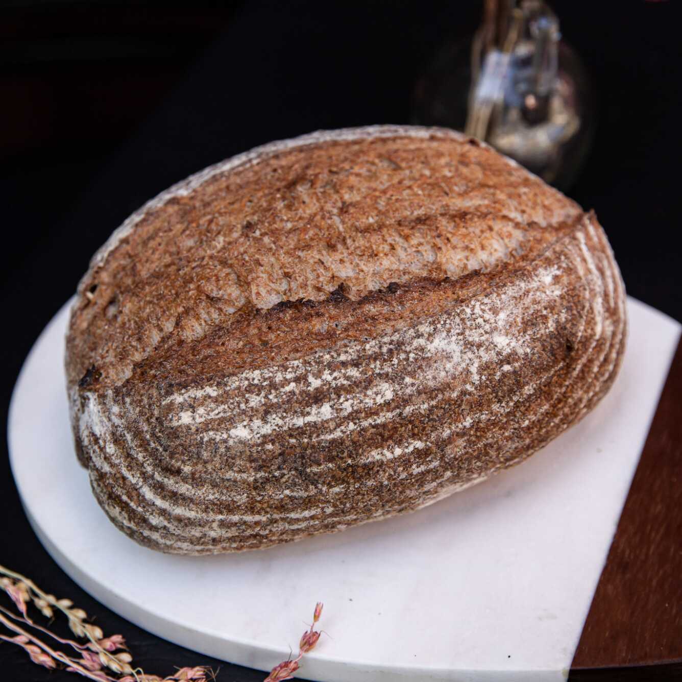 Massa de pão tradicional produzida com farinha de trigo T65, água, sal e levain.