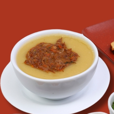 Saboroso caldo de mandioca com carne louca desfiada.