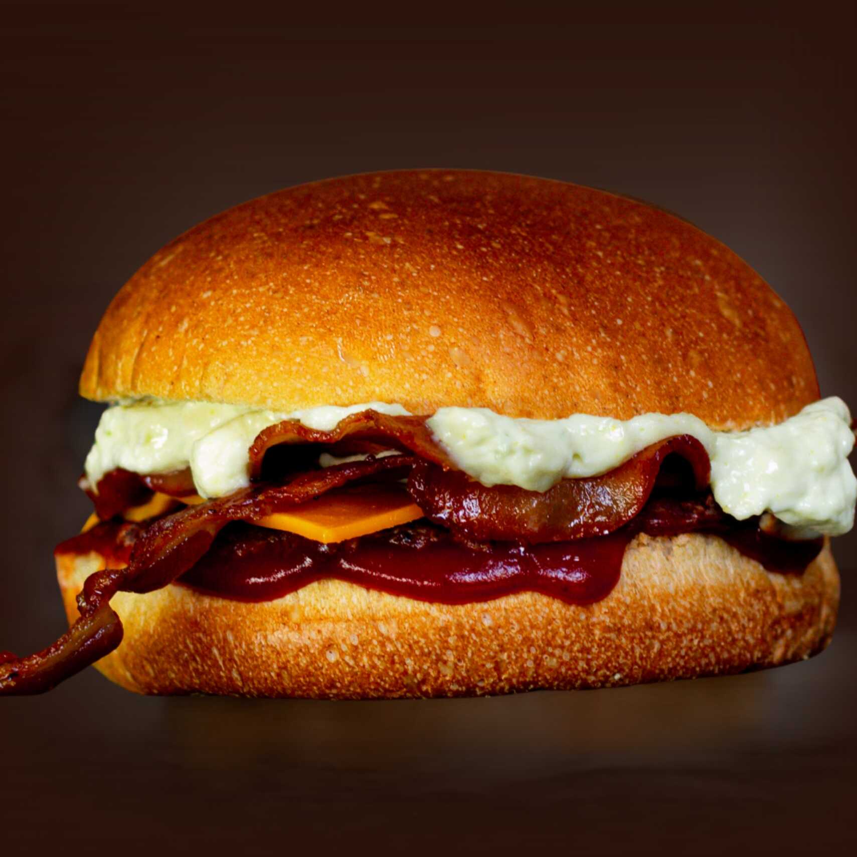 O Smash Bacon de 80g feito com carne bovina selecionada e prensada para criar a crostinha perfeita, Bacon Crocante, Cheddar Cremoso, Pão Brioche Selado e Maionese de ervas e molho especial já integrados ao lanche. 🌿
01 Pote de Molho Especial