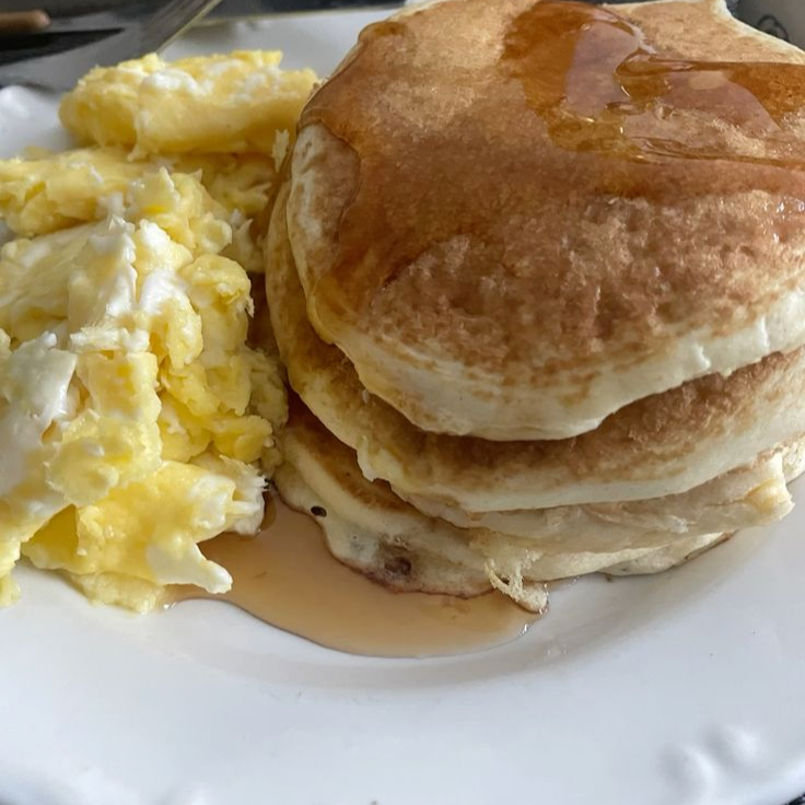 Platillo de 3 Hotcakes con Huevo Revuelto
