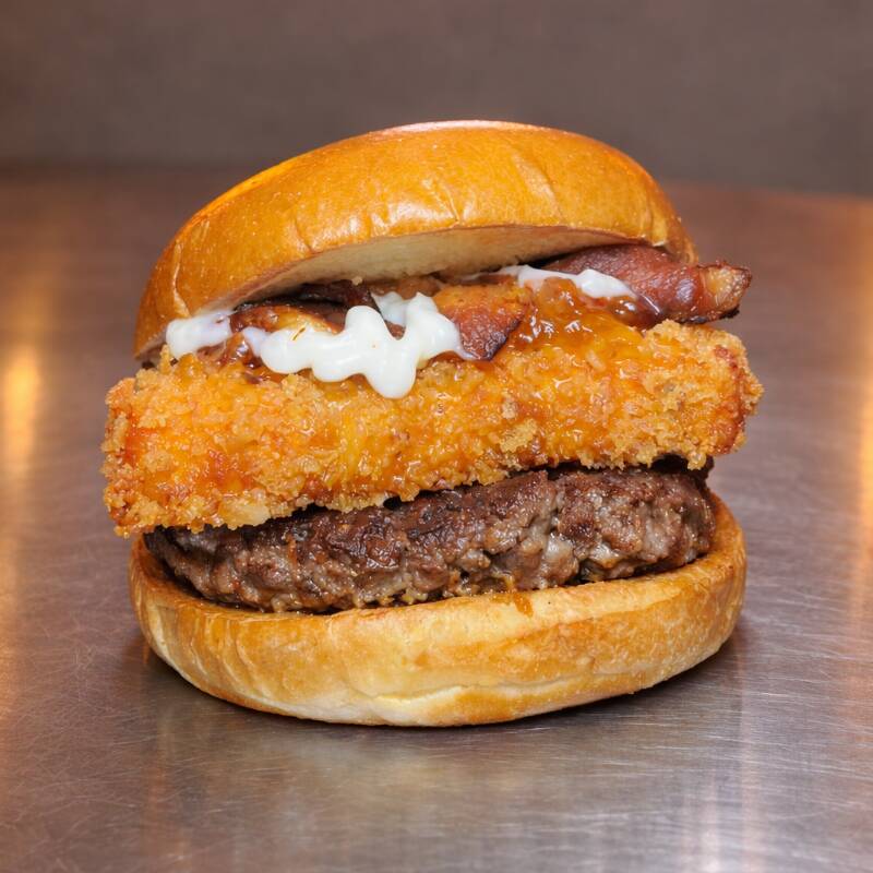 150g carne, queijo mussarela empanado, geleia de pimenta suavemente picante, bacon em cubos, maionese caseira.