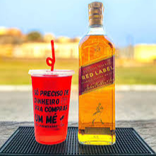 2 doses Red Label, 01 gelo saborizado e completamos com enerup