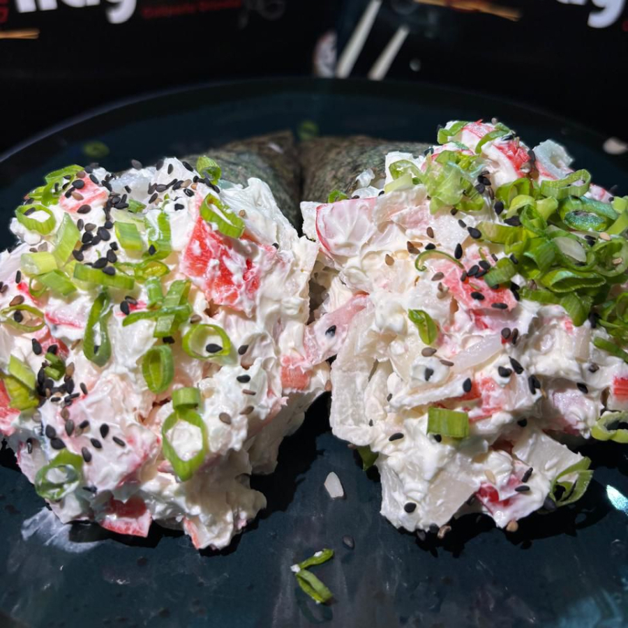 Formato de cone, enrolado à mão com alga nori, recheado com arroz temperado, recheado com kani e outros ingredientes como cream cheese, cebolinha.