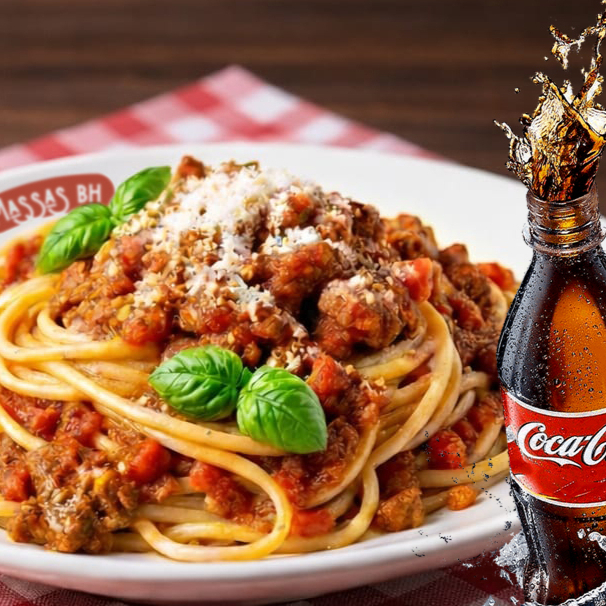 Apaixone-se pelo nosso Espaguete à Bolonhesa, receita Italiana, considerado o melhor do Ifood!!! Delicioso espaguete ao molho bolonhesa, com molho feito de tomate italiano e carne moída de primeira, o tempero do Chefe dá um toque único e especial ao prato, finalizado com queijo mussarela! Ganhe de brinde uma Coca cola 200ml