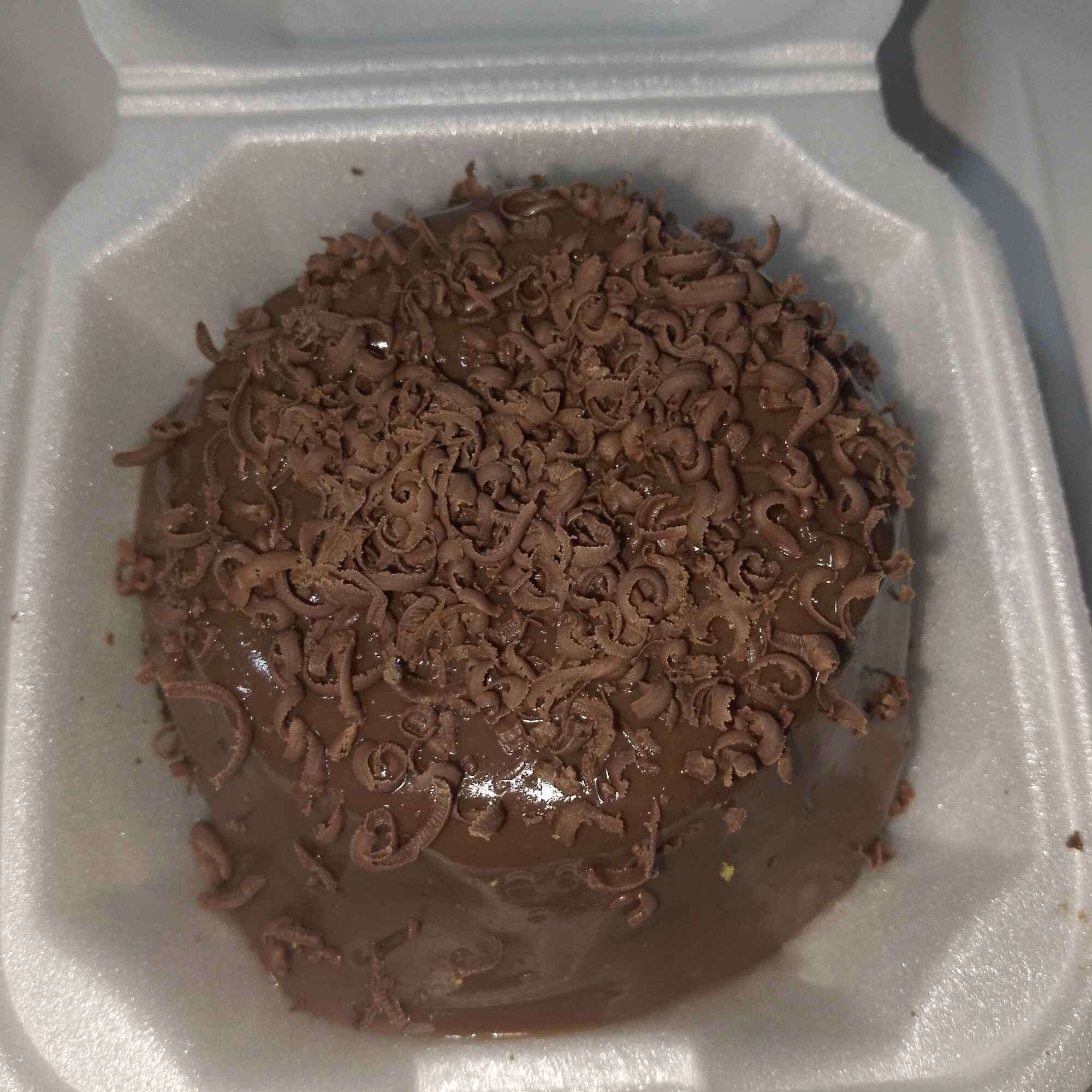 Massa de chocolate 50% bem molhadinha com um delicioso recheio cremoso de chocolate 50% finalizado com raspa de chocolate blend.