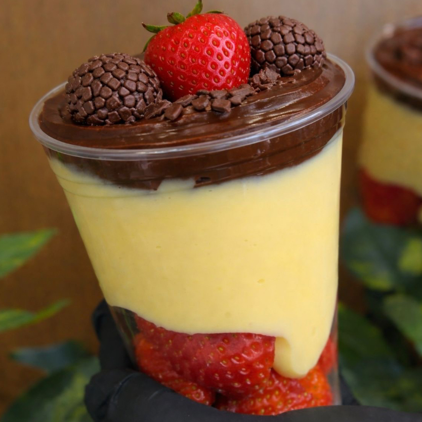 Morangos frescos picados, mousse de maracujá e ganache cremosa de chocolate blend