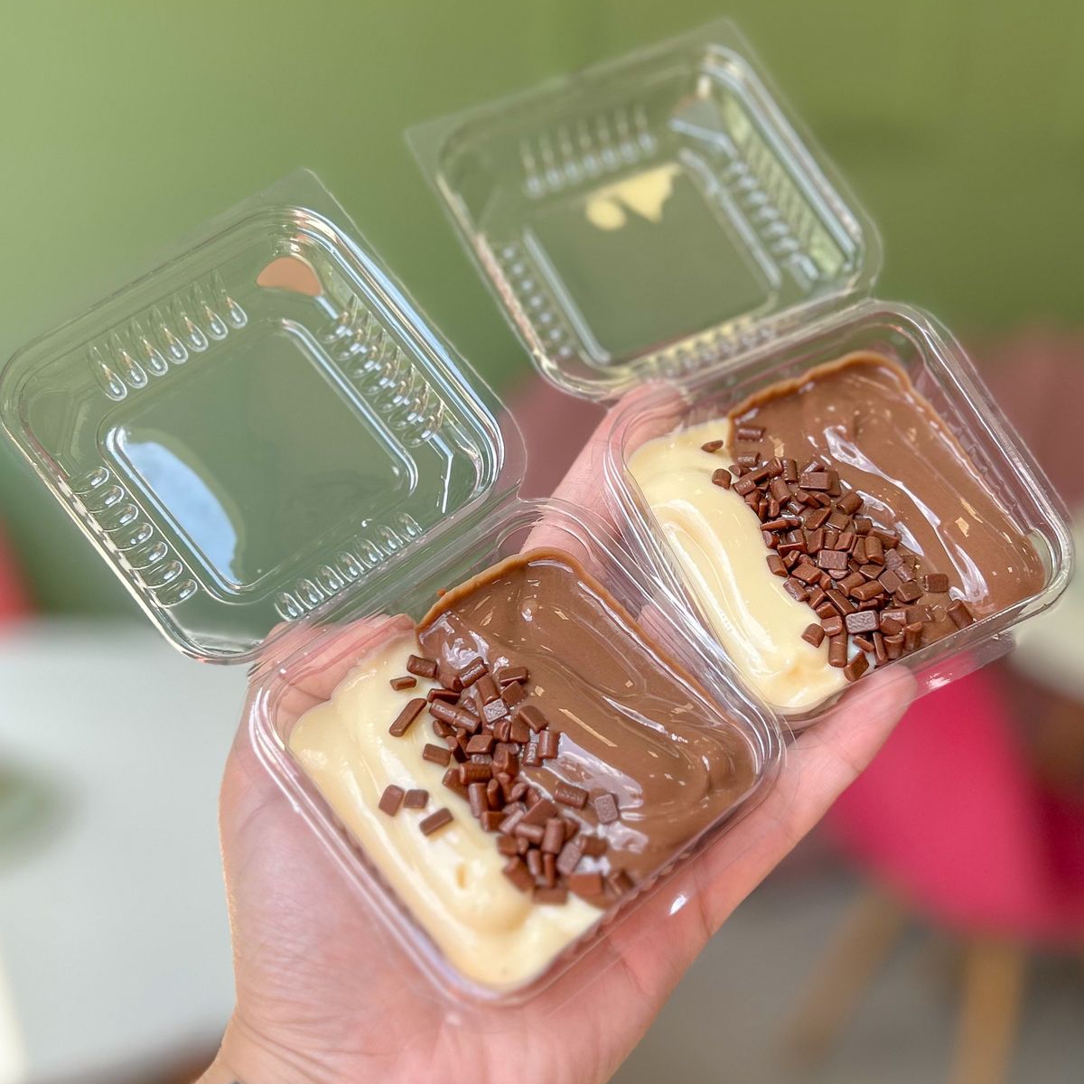 Brigadeiro de colher de leite ninho e brigadeiro ao leite, finalizado com granulado de chocolate nobre.