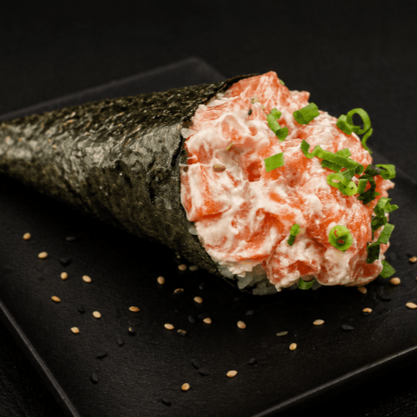 Alga, arroz, salmão cru com cream cheese e cebolinha.