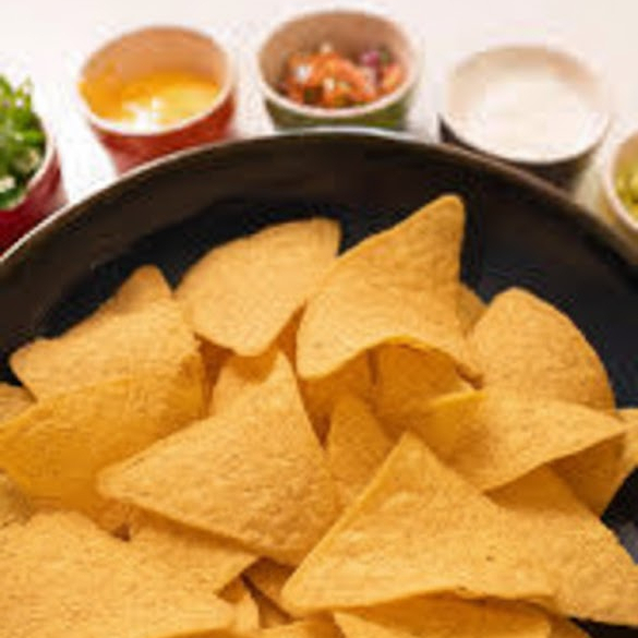 PORÇÃO DE NACHOS ORIGINAIS DA CULINÁRIA MEXICANA (90G): TORTILHAS DE MILHO EM FORMATO TRIANGULAR, SUPER CROCANTES E CHEIAS DE SABOR. ACOMPANHA OS MELHORES MOLHOS: CHILLI BEANS, CHILLI CARNE, GUACAMOLE FRESCO, SOUR CREAM CREMOSO E CHEDDARDERRETIDO TACOS ESPECIAIS CO