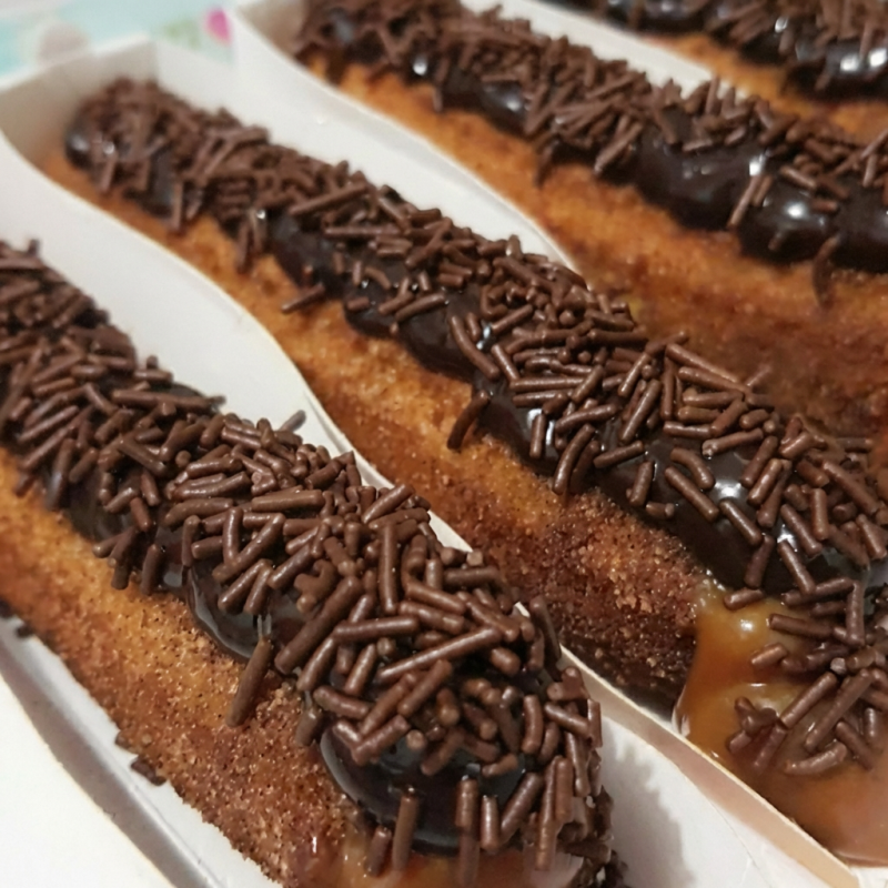 Churros tradicional de chocolate + cobertura de granulado de chocolate