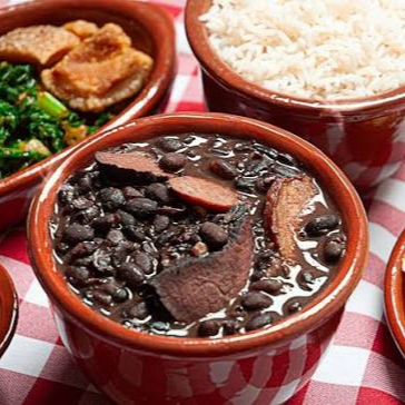 Feijoada, arroz, couve,farofa,banana frita, torresmo, vinagrete