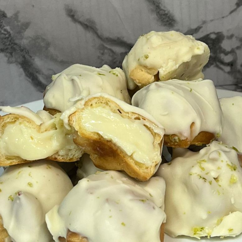 Carolinhas recheadas com mousse de limão leve e aerada, com o equilíbrio perfeito entre o docinho da massa e o azedinho refrescante do creme. Uma sobremesa delicada e cheia de sabor — a porção tem aproximadamente 200g, equivalente a cerca de 2 unidades para saborear sem culpa (ou dividir, se conseguir!).