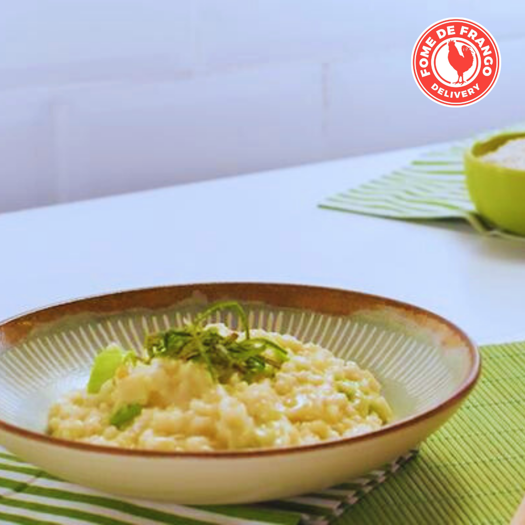 Cremoso e delicado, esse risoto combina a suavidade do alho-poró refogado com a textura macia e sabor leve do palmito. Preparado com arroz arbório, vinho branco e finalizado com queijo parmesão, é uma opção vegetariana elegante, cheia de sabor e aconchego.