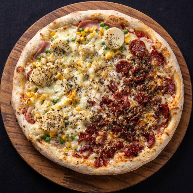Americana: Deliciosa combinação de molho de tomate caseiro, presunto suculento, milho e ervilha frescos, cobertos por uma generosa camada de mussarela derretida. Para completar, temos rodelas de palmito crocante e um toque especial de orégano. Calábria: Saborosa e autêntica, esta opção traz o intenso sabor do molho de tomate caseiro, a suavidade da mussarela, a calabresa moída temperada à perfeição e o parmesão de qualidade, finalizado com orégano para realçar todos os sabores. Este prato é uma oferta especial de entrega rápida com 20% de desconto!