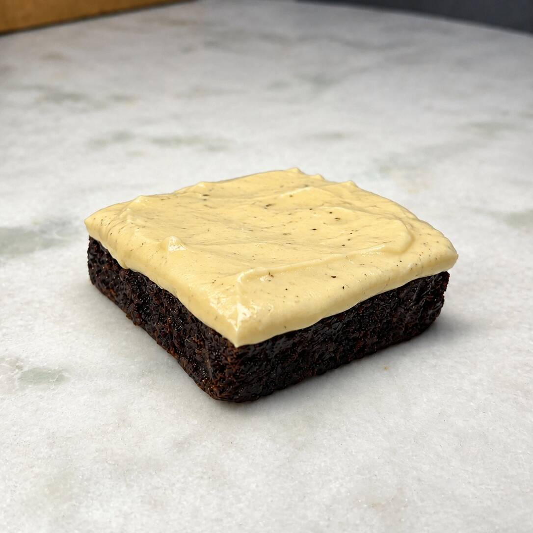 Brownie com uma camada deliciosa de mousse de maracujá por cima.