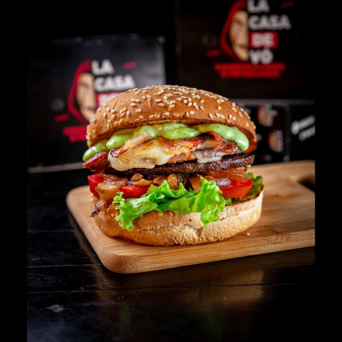 Pão gourmet, carne industrial, queijo mussarela, bacon a moda da casa, tomate, alface, cebola na chapa e molho especial.