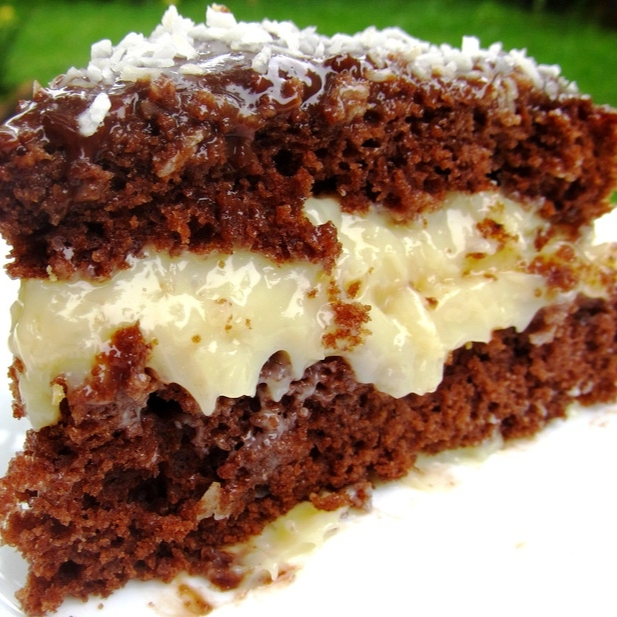Massa de chocolate, recheio de beijinho. Fatia de aproximadamente 215g.
