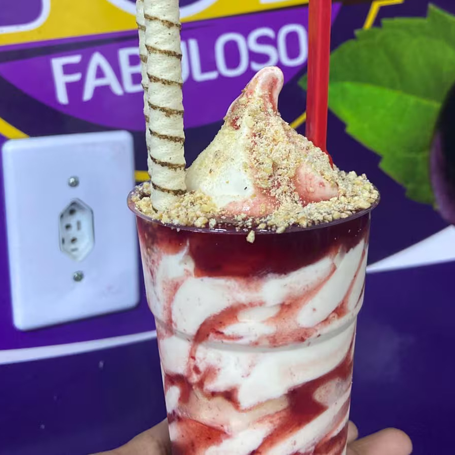 Sorvete cremoso com calda especial e cobertura crocante — um verdadeiro clássico gelado!