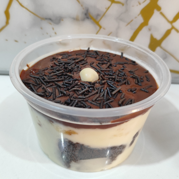 creme de cupuaçu, pedaços de bolo, ganache de chocolate meio amargo e granulado. 230g