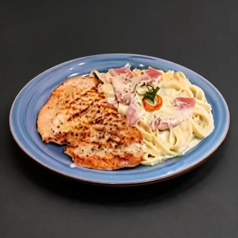Fettuccine em molho branco e pedaços de presunto. Acompanha Frango Grelhado.