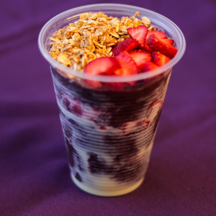 Seu Açaí de 500ml vem completo: duas frutas, dois complementos, sorvete se desejar e uma cobertura, todos à sua escolha! E se você preferir também pode turbinar o seu Açaí com os nossos Cremes Trufados.