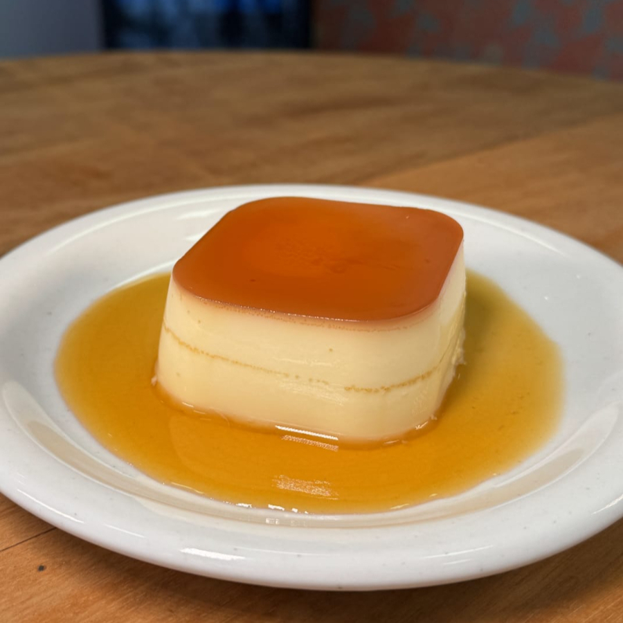 Pudim tradicional lisinho, com calda de caramelo. Cremoso, leve e com aquele sabor que conquista em cada colherada. Serve 1 pessoa. Aproximadamente 150g.