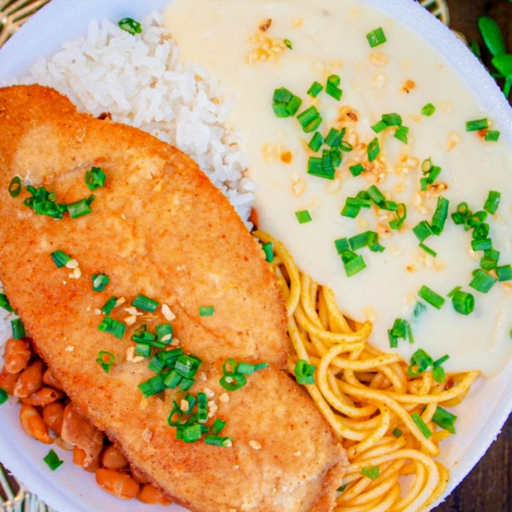 Marmita com delicioso filé de frango empanado na massa crocante acompanhado de arroz branquinho e soltinho, feijão com caldo, macarrão temperadinho e purê de batatas cremoso. Obs.: Marmita tamanho P (500 ml), aprox. 400 gramas, indicada para 01 pessoa.