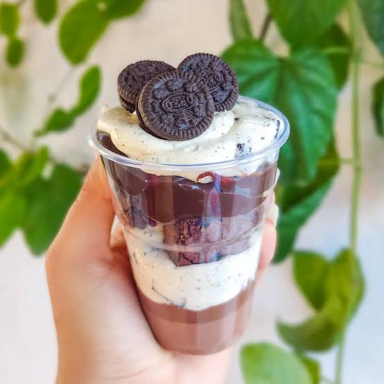 Uma camada de chocolate,creme de oreo,,brownie e biscoito, acabamento pode ser alterado