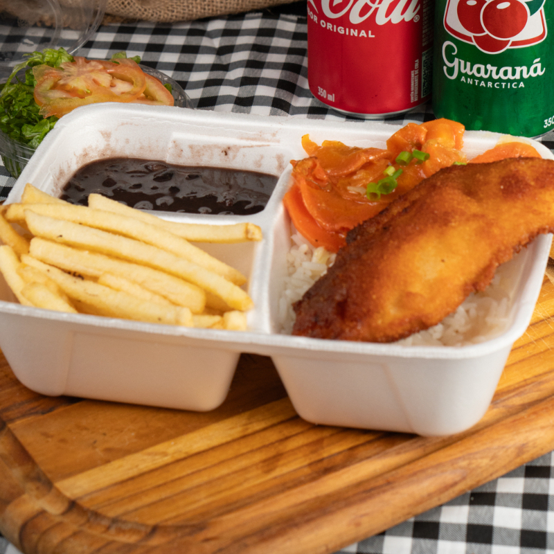 Bife à milanesa, arroz, feijão, refogado do dia, farofa (escolha: fritas, purê ou palha)