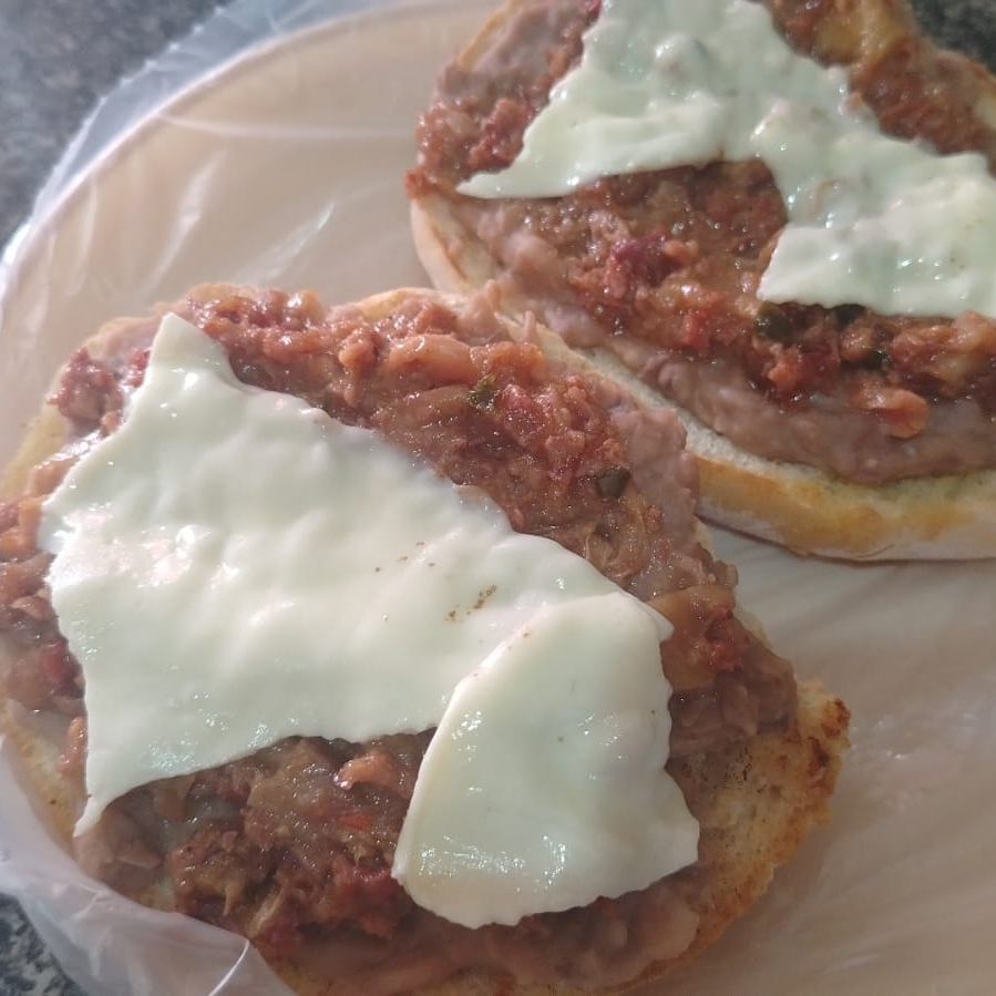 MOLLETES CON GUISO
