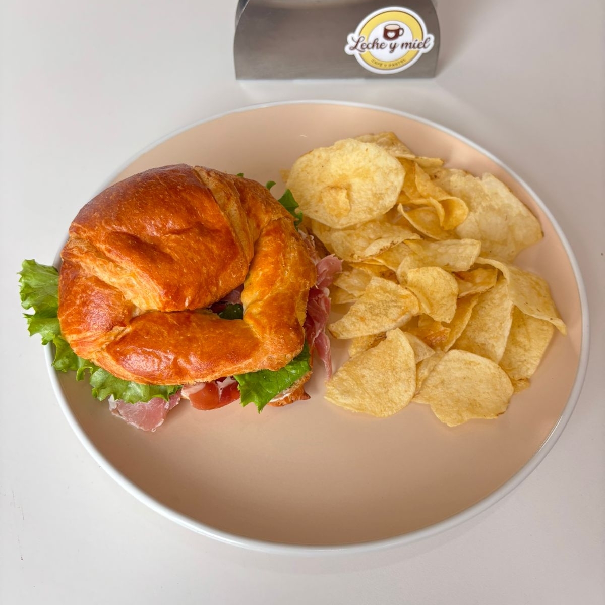 Croissant de Jamón Serrano con Papas.